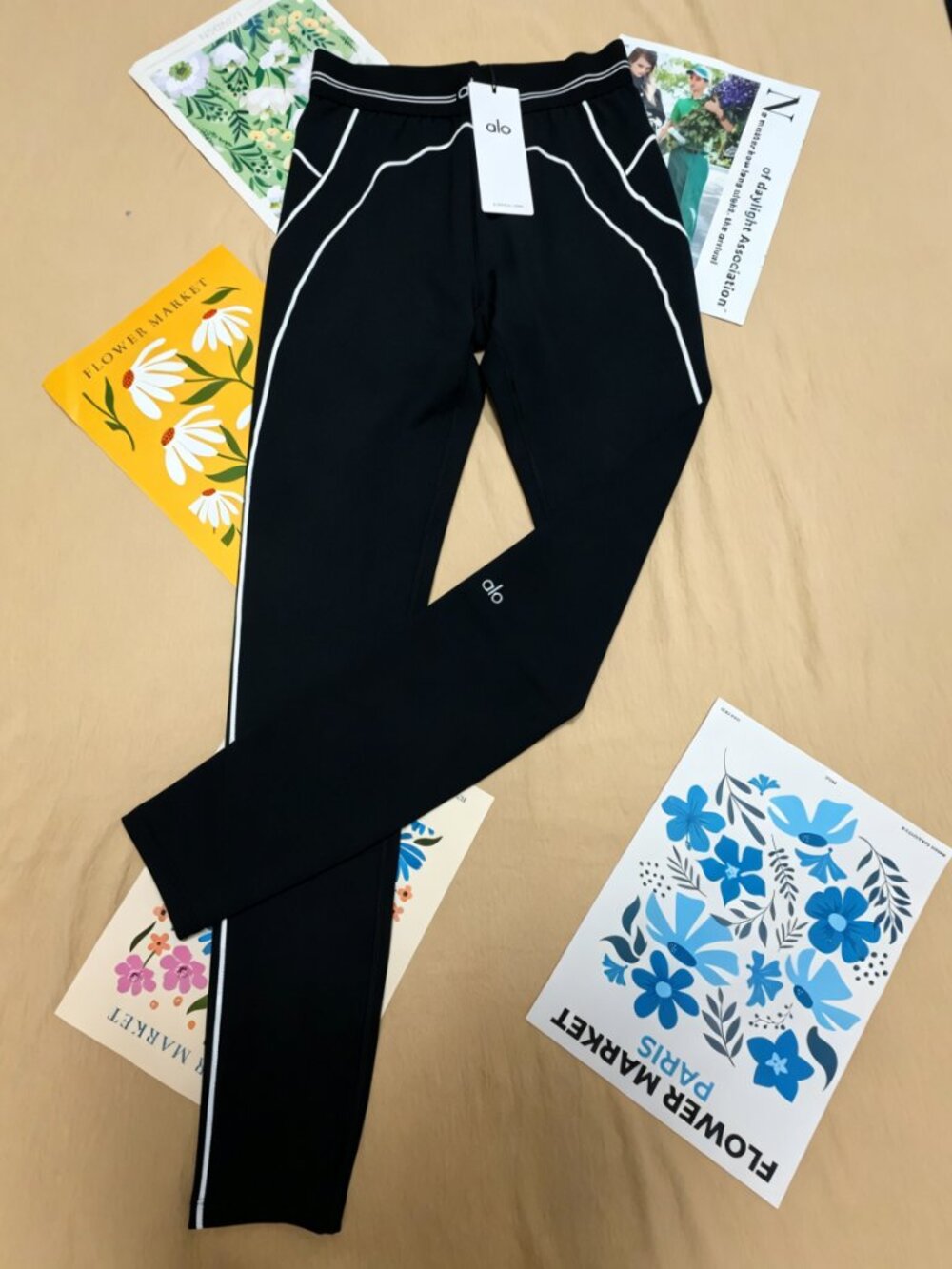 ALO Yoga NWT🧘🏻Airbrush High-Waist Heart Throb Black/White Legging🎭 - Picture 4 of 13